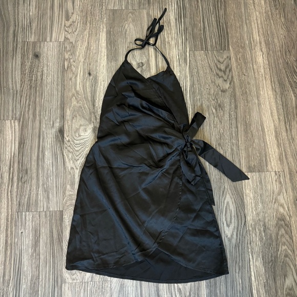 prettylittlething black satun halterneck wrap bodycon dress - Picture 3 of 5